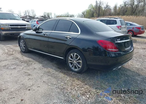 2016 Mercedes-Benz C 300 4Matic/Luxury 4Matic/Sport 4Matic z USA, uszkodzony, nr VIN 55SWF4KB9GU103684